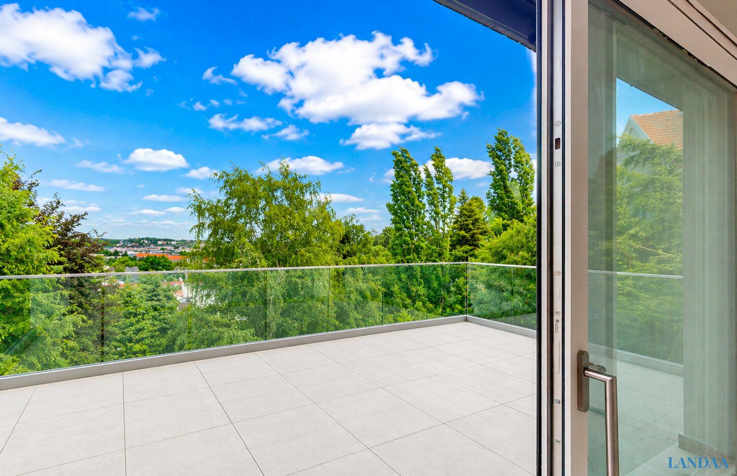 Großzügige Dachgeschossresidenz mit zwei Balkonen und kaum Dachschrägen