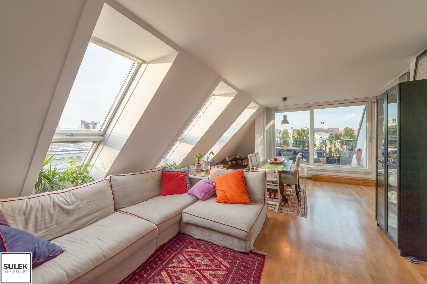 Wunderschöne 4-Zimmer Dachgeschosswohnung mit Terrasse & Weitblick in bester Lage! *ab Herbst 1.10.2025*
