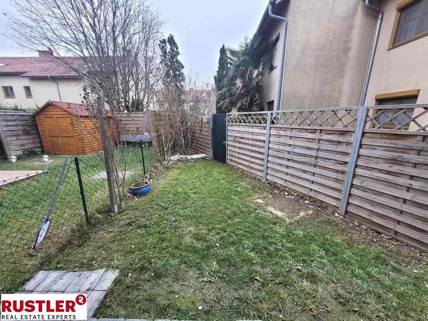 Großzügige Gartenwohnung mit KFZ Stellplatz und Loggia
