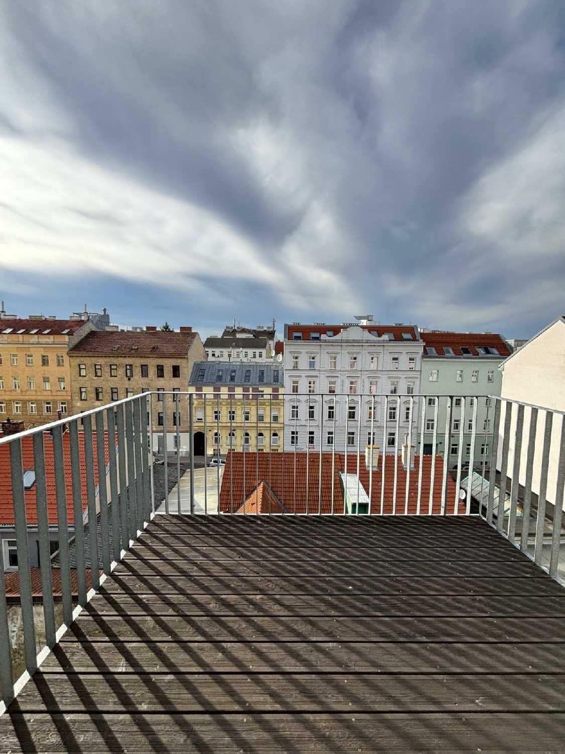 Sonnige Dachmaisonette mit Terrasse & Weitblick in 1100 Wien