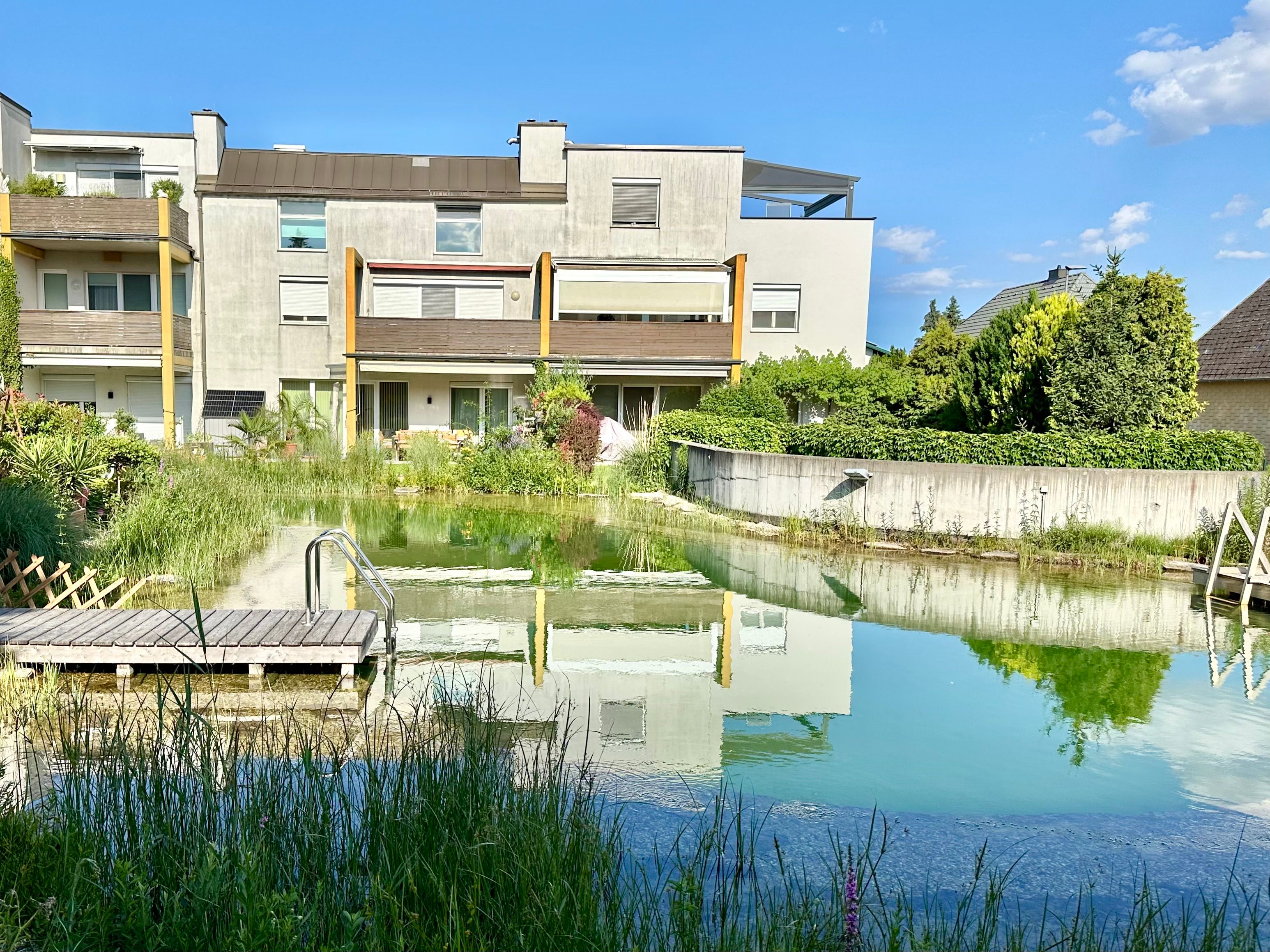 >>> Wohnen am WASSER mit EIGENGARTEN & Zugang zum BADETEICH - WÄRMEPUMPE NEU 08/2025 <<<