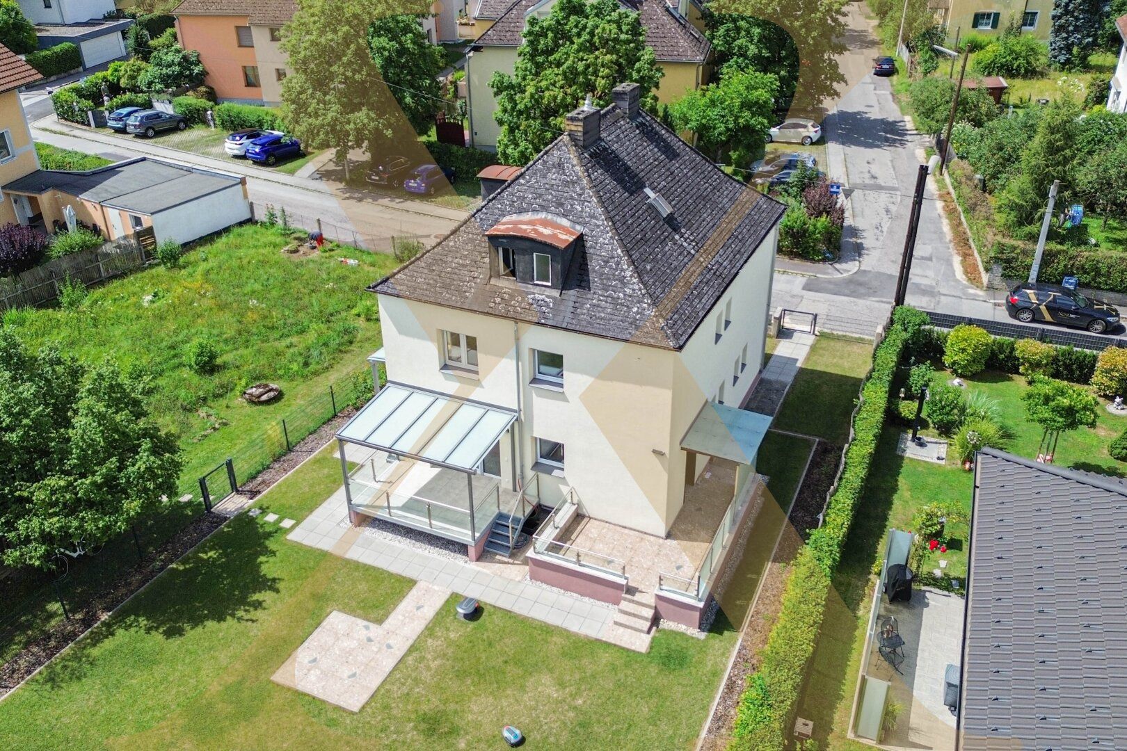 Großzügiges Einfamilienhaus mit großem Garten und Terrassen 