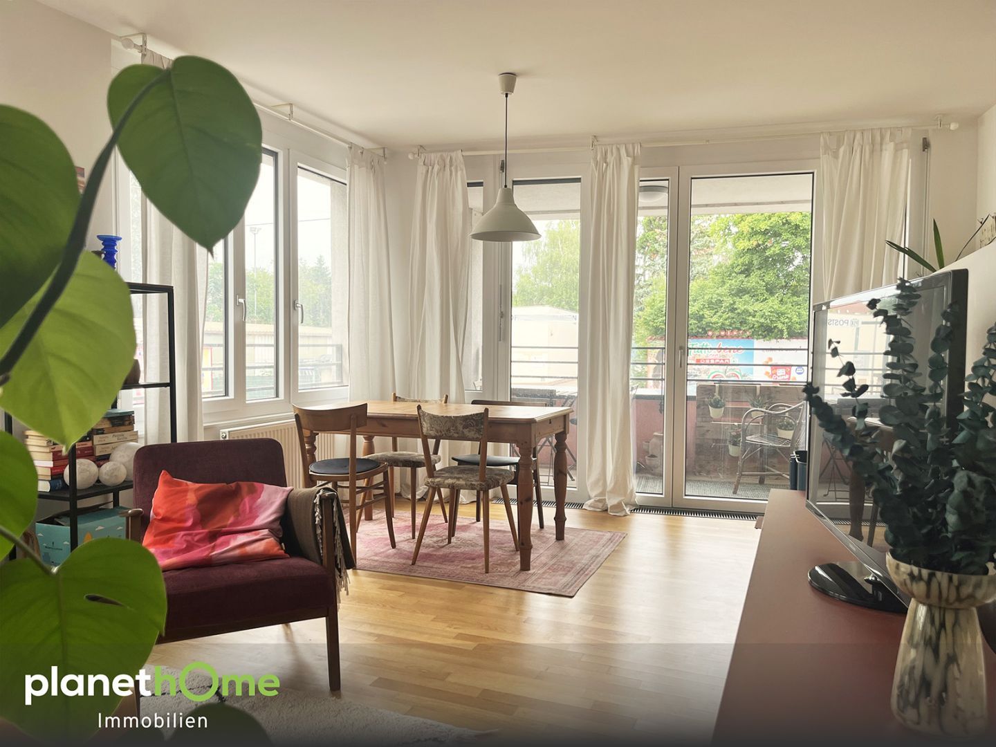 Moderne Wohnung mit Loggia und Garagenplatz!