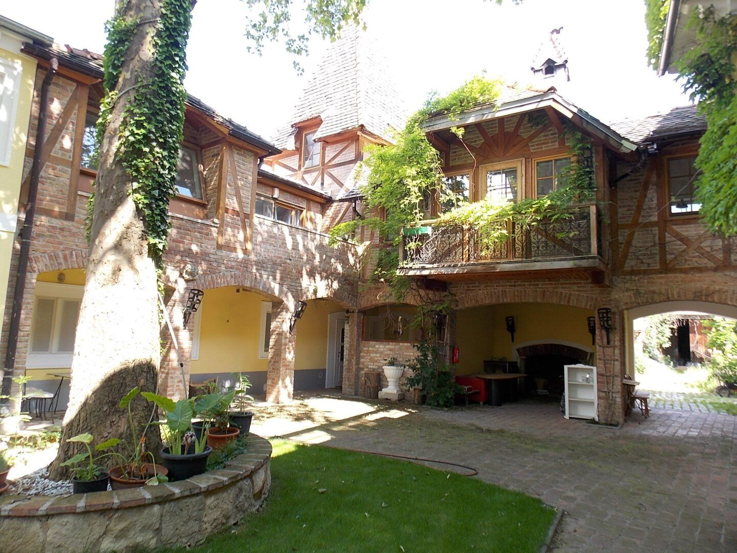 Schöne 3 Zimmer Wohnung mit Balkon in historischem Ensemble - Wohnen wie im Urlaub