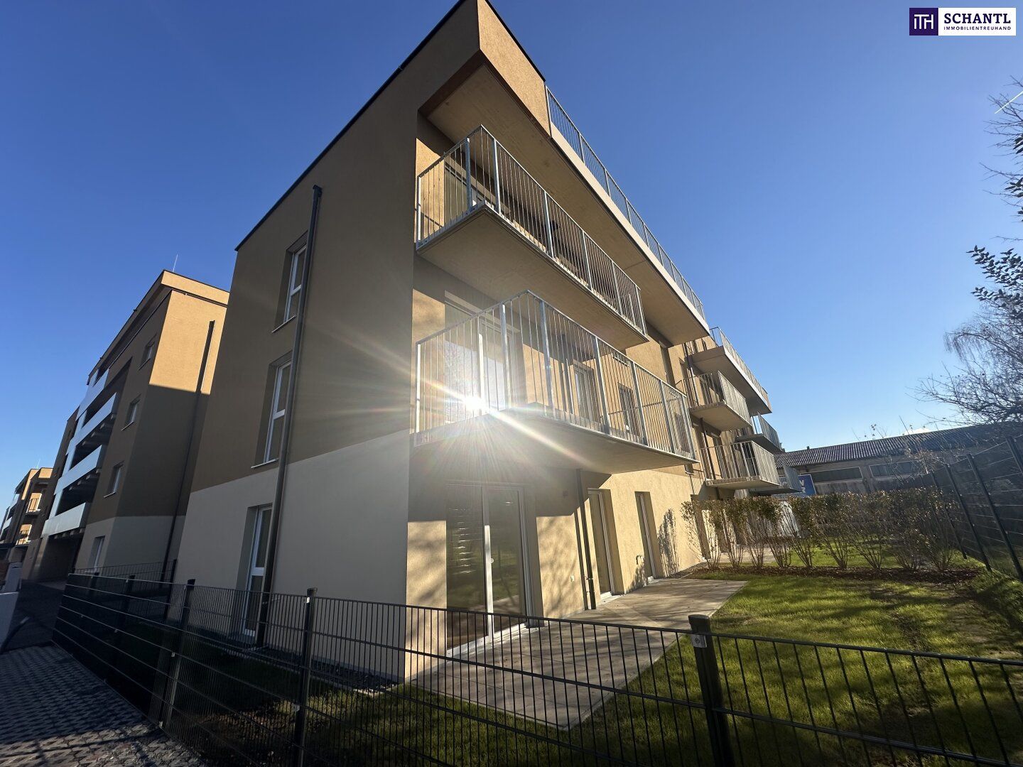 PERFEKT! Lassen Sie sich begeistern! Helle 2-Zimmer-Neubauwohnung mit großzügigem Balkon, exklusiver Tischlerküche und Tiefgaragenplatz.