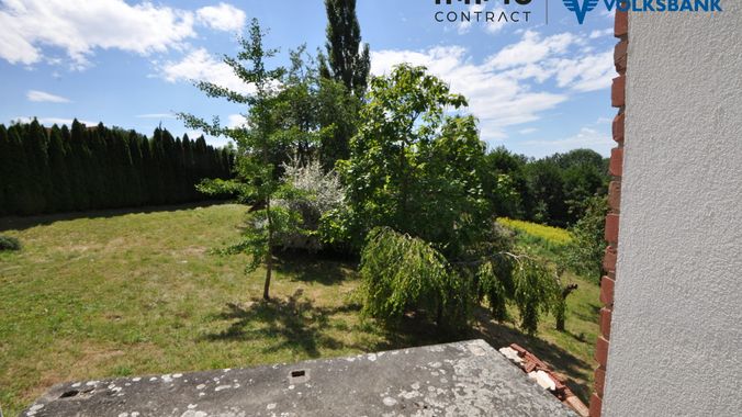 Setiliche unfertige Terrasse und Blick in den uneinsehbaren Garten
