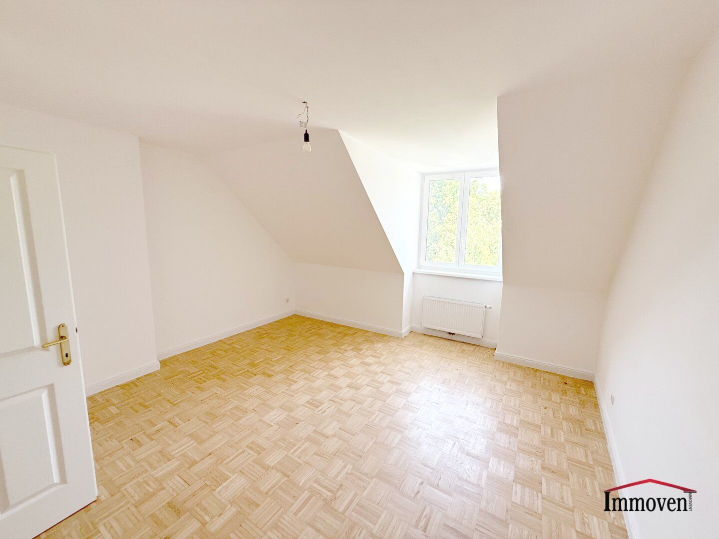 PROVISIONSFREI - SANIERT - ERSTBEZUG: eine sehr gut angelegte und helle 2-Zimmerwohnung im Dachgeschoss mit Eigengarten und zusätzlichen GOODIES!
