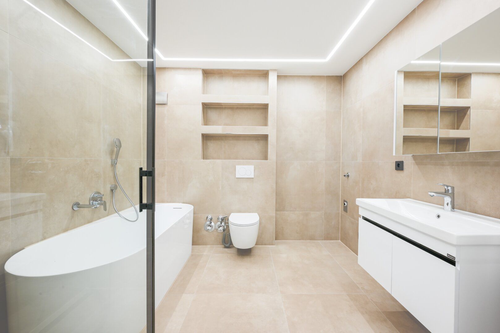 Exklusives Anlageobjekt: Neu renovierte 4-Zimmer-Wohnung in zentraler Lage von Innsbruck - ​​​​​​​Verfügbar ab sofort - Ideal für Kapitalanleger und Investoren!