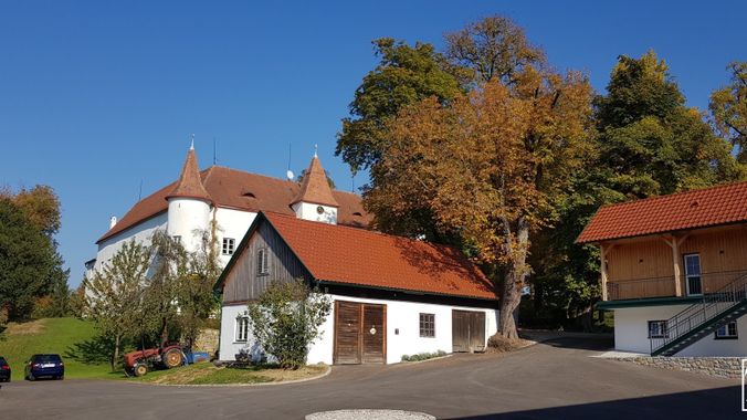 Innenhof mit Schloss