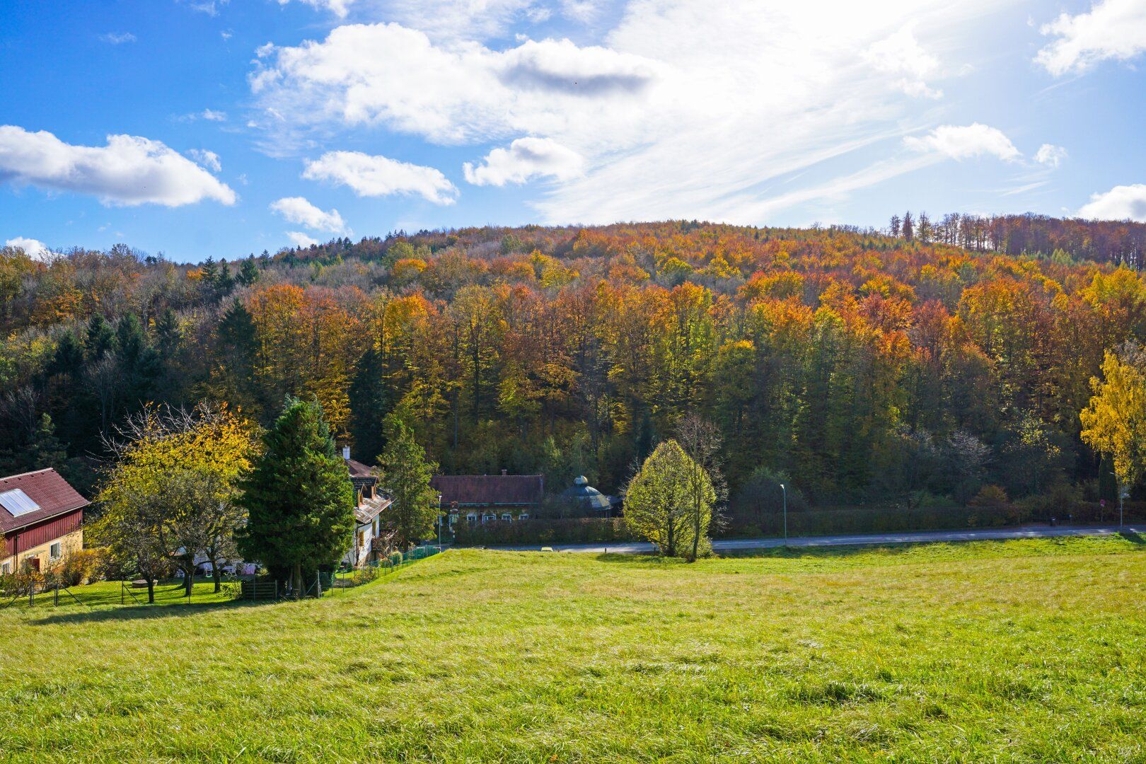 Großzügiges, naturnahes Grundstück in sonniger Ruhelage und mit herrlicher Aussicht - Mehr