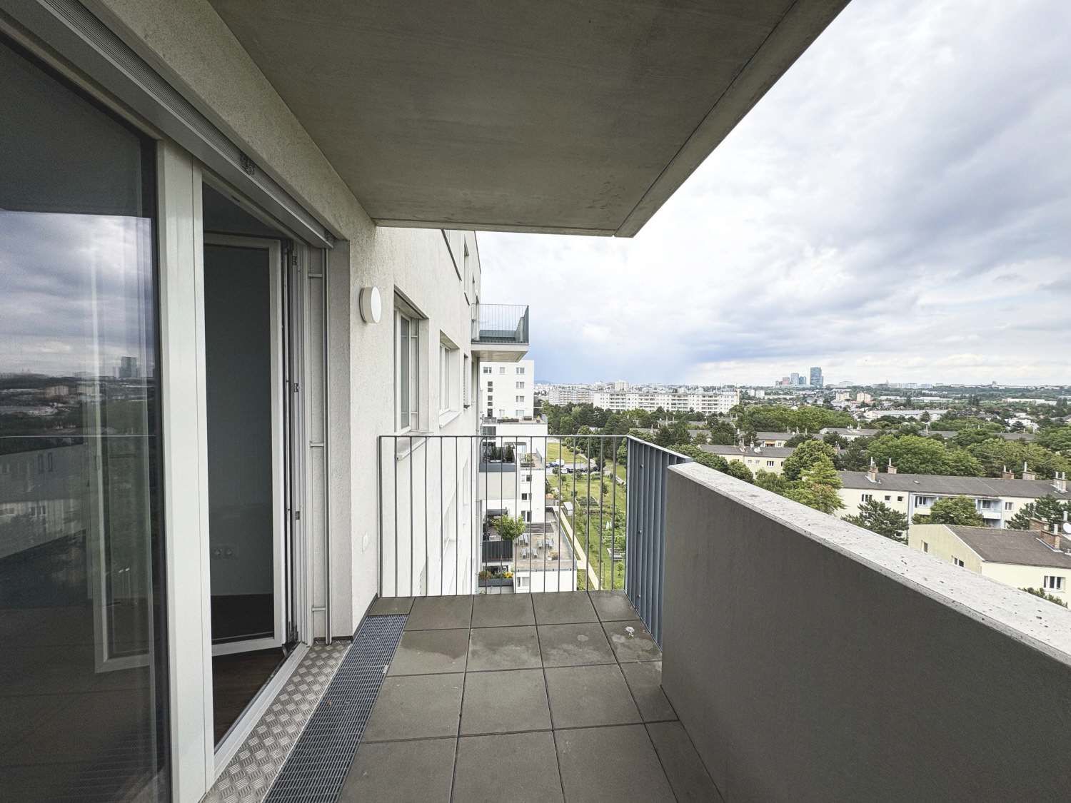 Blick ins Grüne - Großzügige 2 Zimmer Wohnung mit Balkon UBahn um´s Eck
