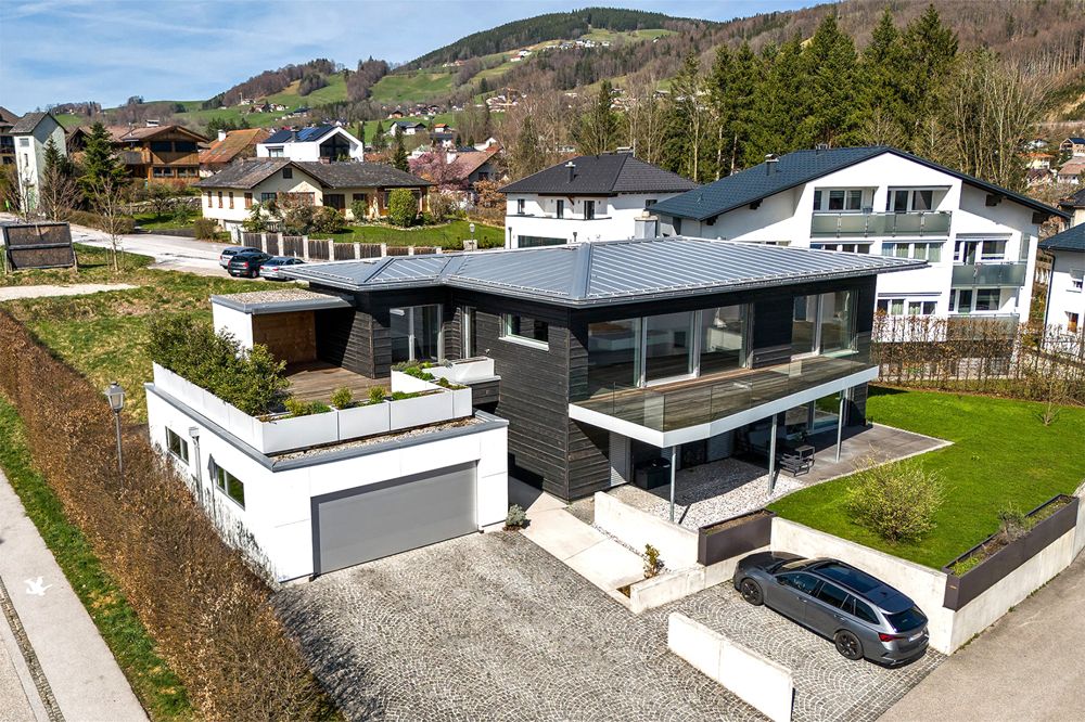 Blick frei! Stilvolles Architektenhaus in edler Holzbauweise in Mondsee