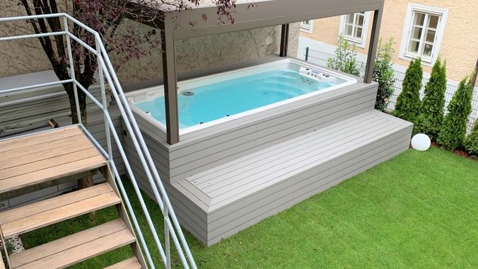 Der Schwimm-SPA von der Terrasse aus betrachtet