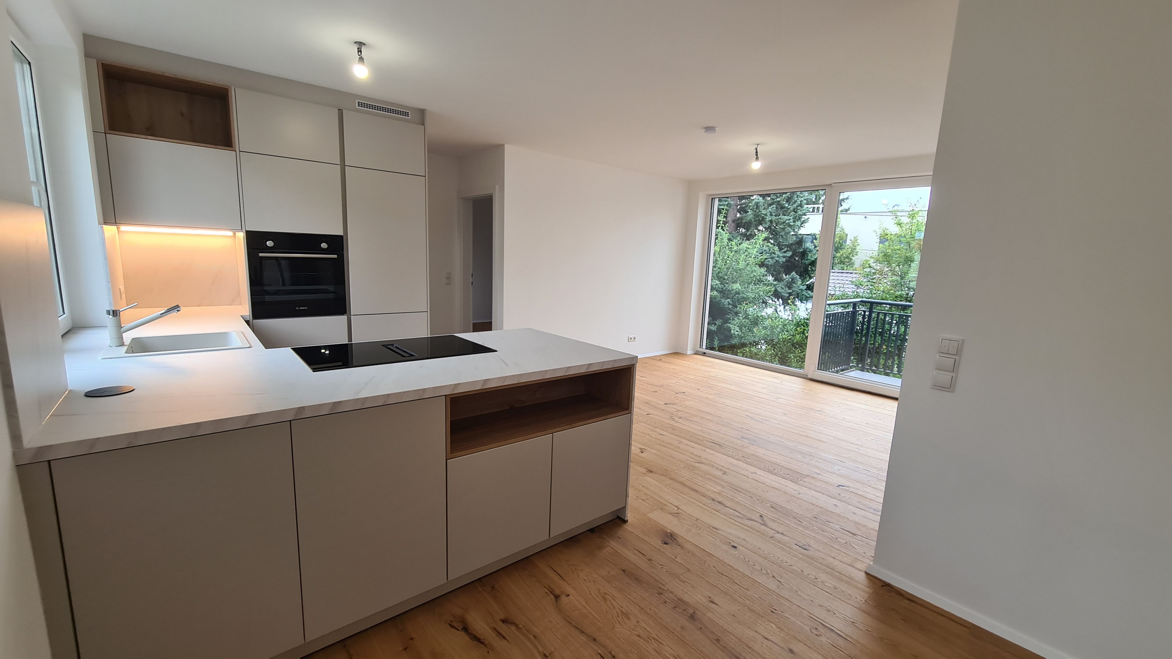 Bright, Modern Living Near Nature & City in 1220