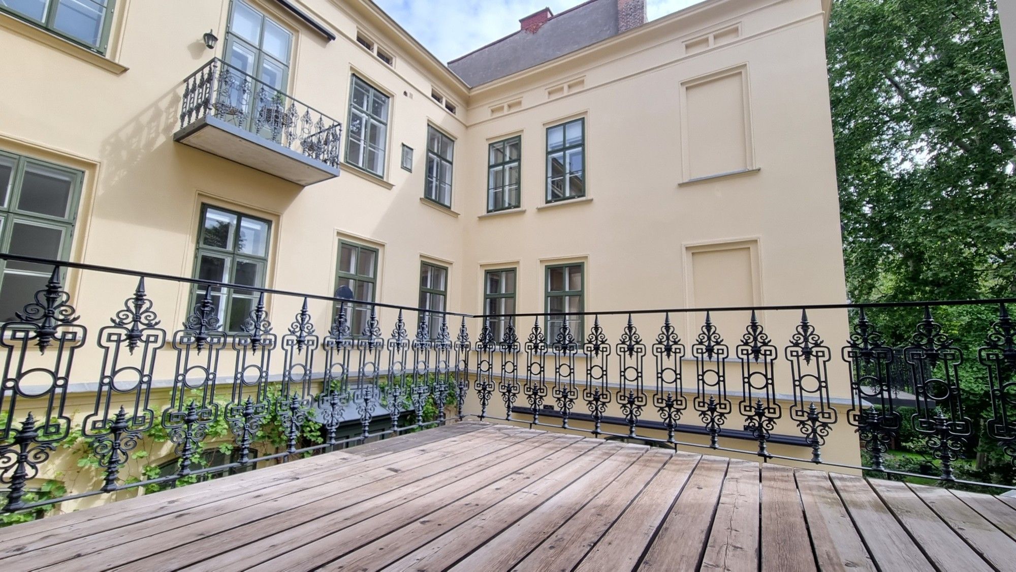 Altbauwohnung mit Terrasse - 5 Zimmer - unbefristet zu mieten