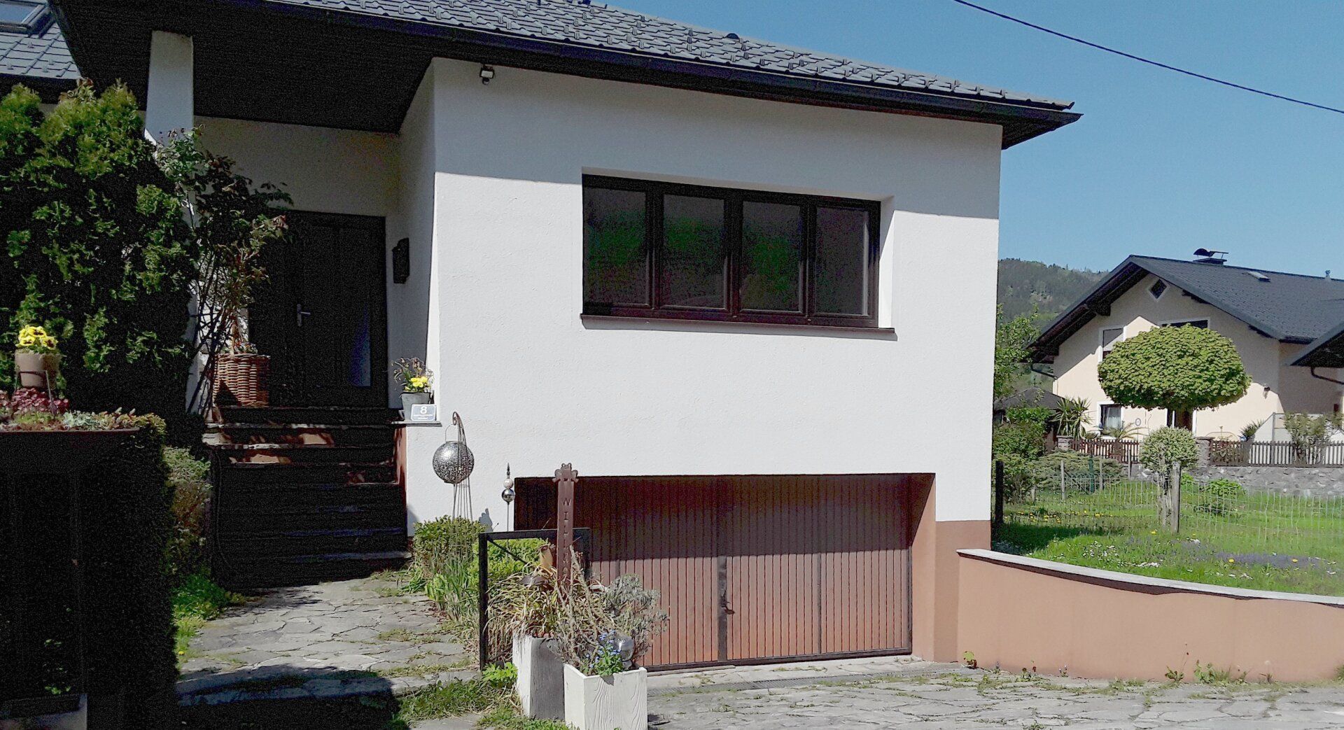 Eine reizende 2-Zimmer-Wohnung mit ca. 51 m², dazu ein Garten mit ca. 30 m² und einen PKW- Stellplatz in einem Zweifamilienhaus.
