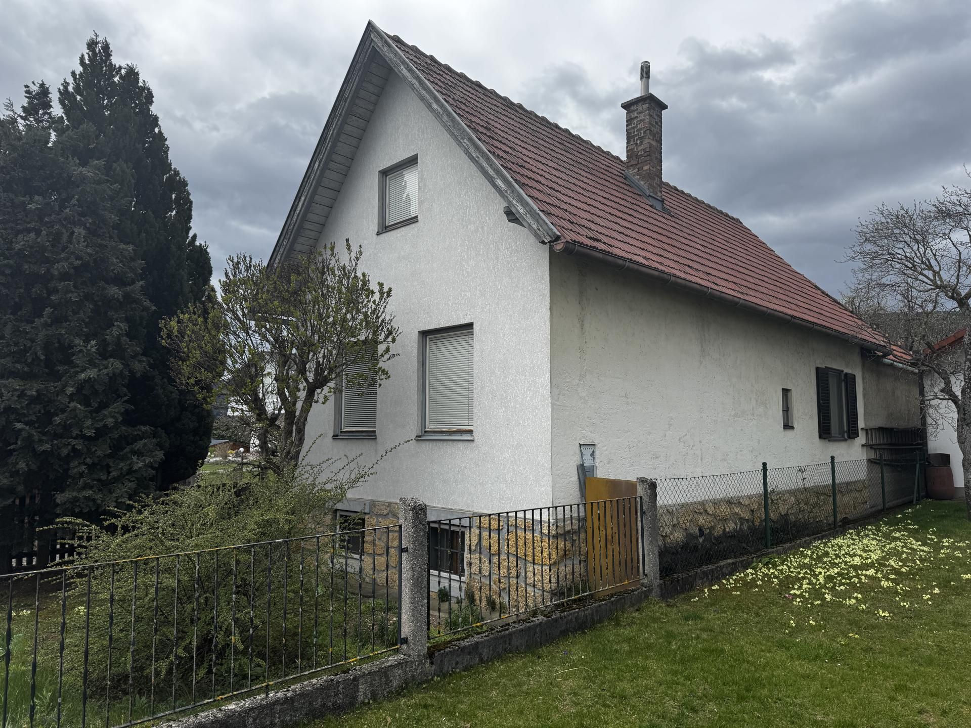 Kleines Häuschen mit vielen Möglichkeiten auf sonnigem Bauland