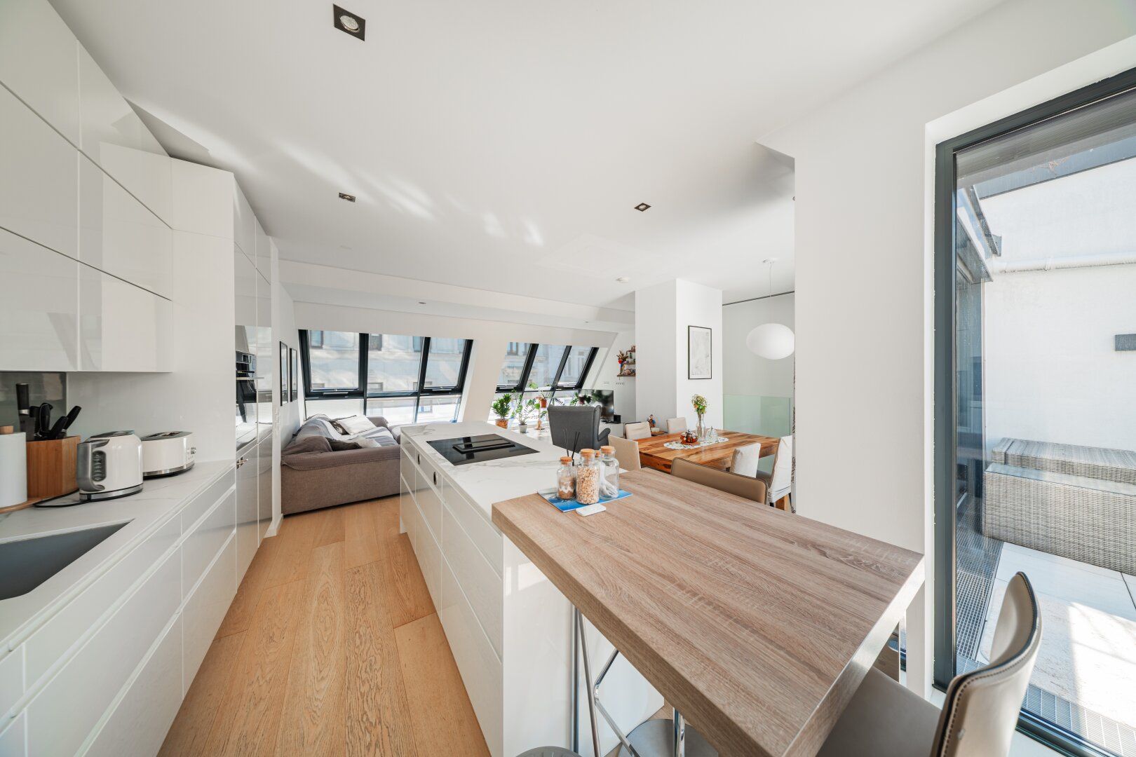 Lichtdurchflutete Dachwohnung mit Traumterrasse, Garage & perfektem Grundriss - in begehrter Lage beim Loquaiplatz