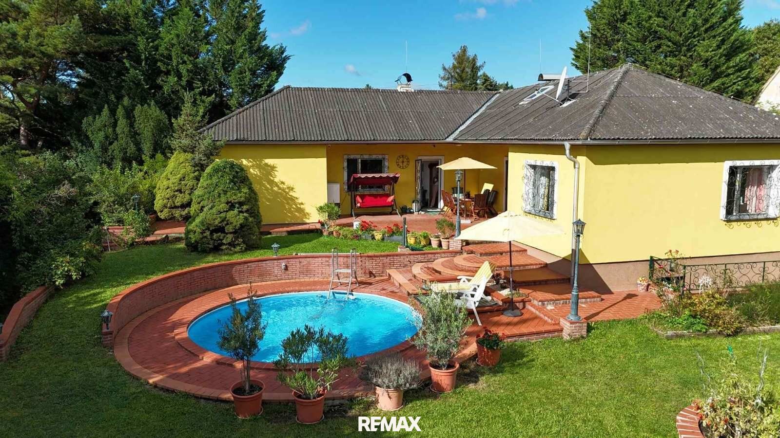 Licht, Luft und Freiheit: Bungalow mit großem 1.622 m² Garten und Pool