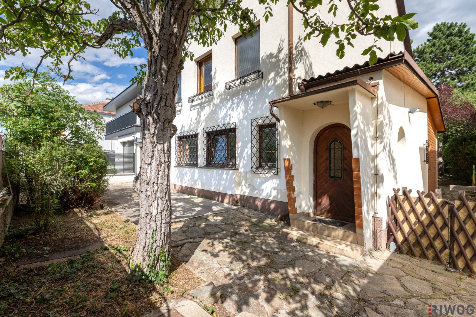 INVESTMENT | CA. 3,6% KP-RENDITE | Befristet vermietetes Haus | ca. 404 m² Nutzfläche | Inkl. Architektenstudien | Ost/West | Großer Garten & Garage