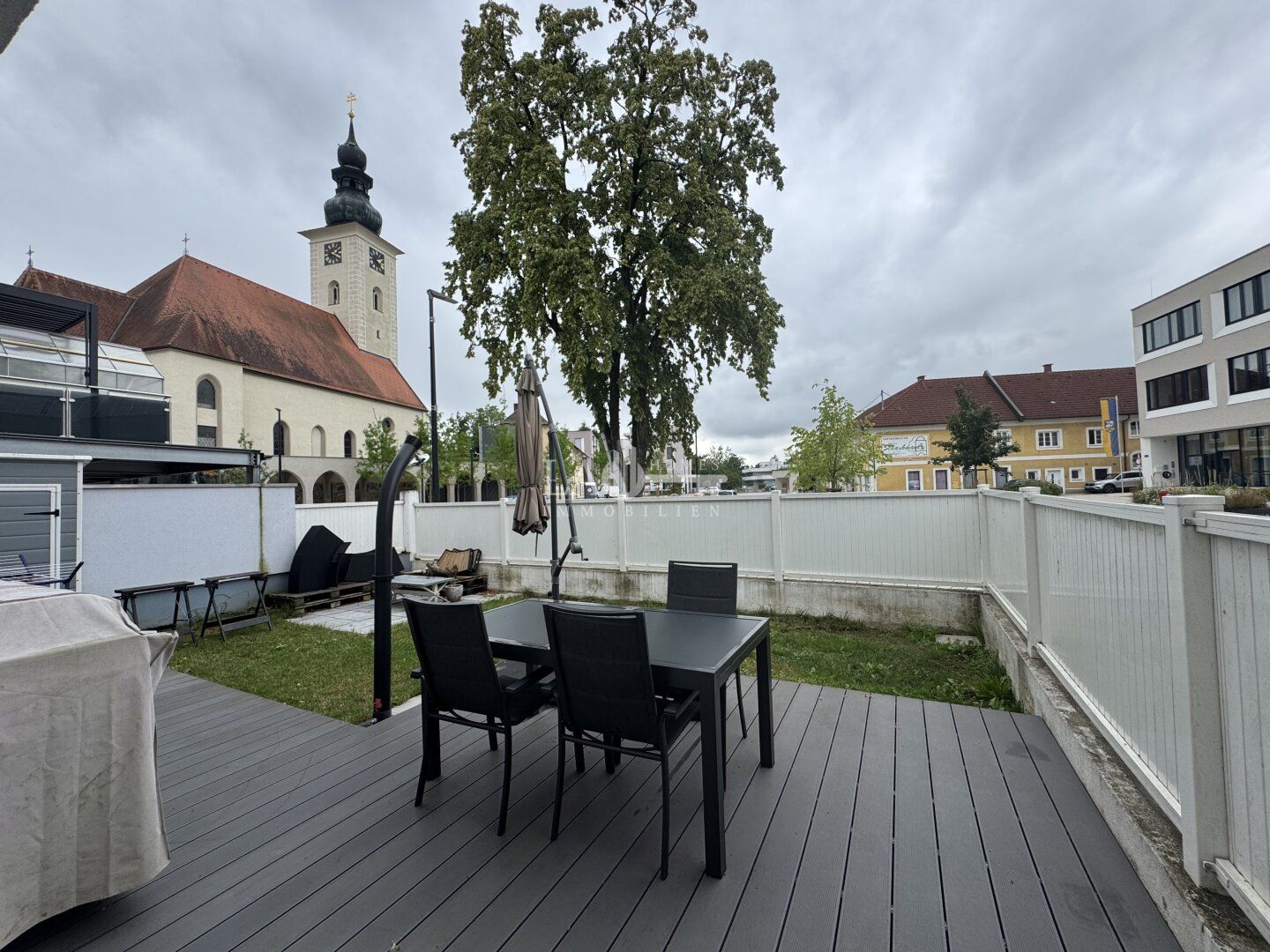 GARTENTRAUM MIT TERRASSE UND ZWEI STELLPLÄTZE IN ZENTRALER LAGE