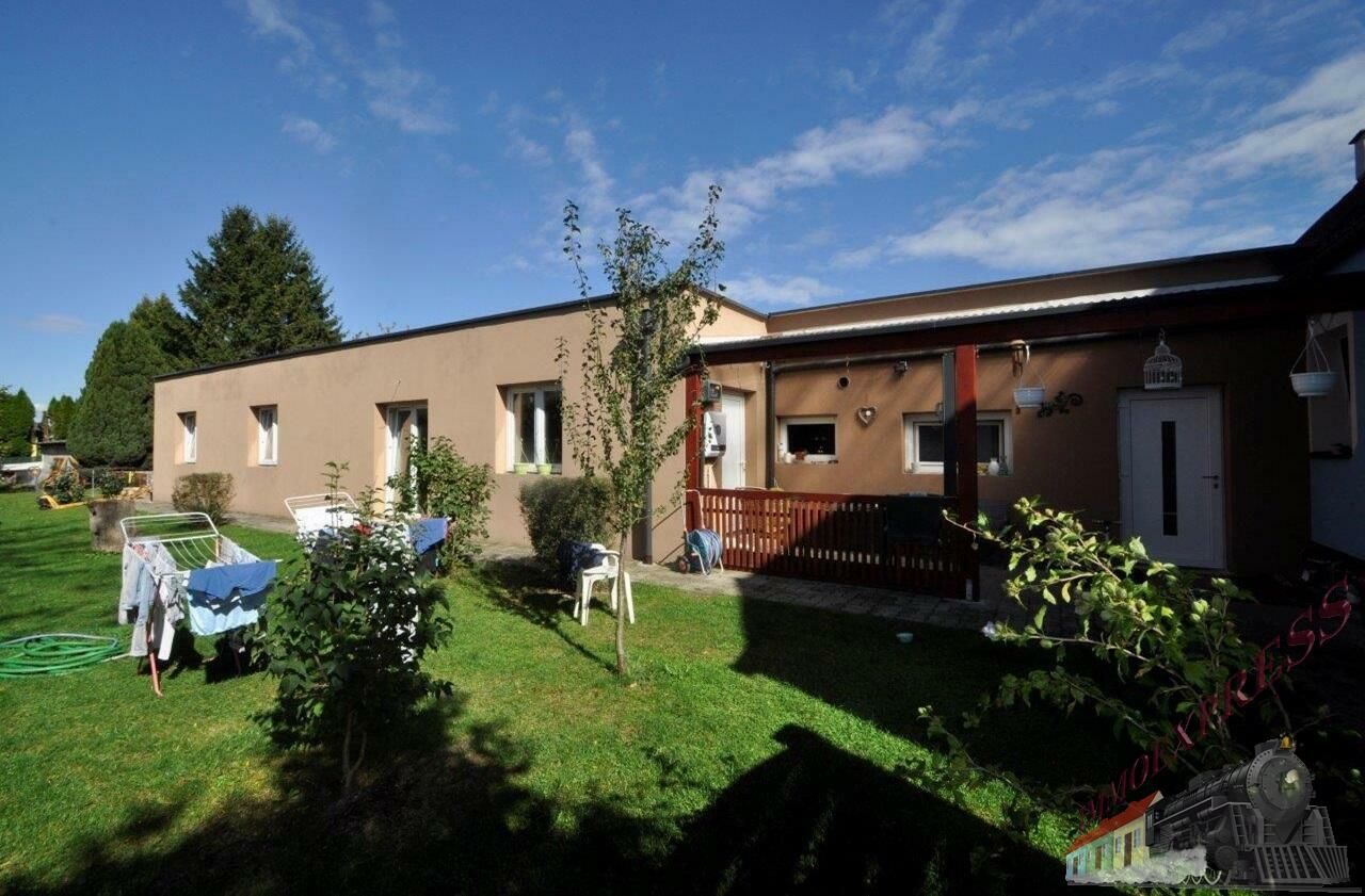 Renoviertes Wohnhaus- und moderner Neubau (noch nicht fertiggestellt) für zwei Familien