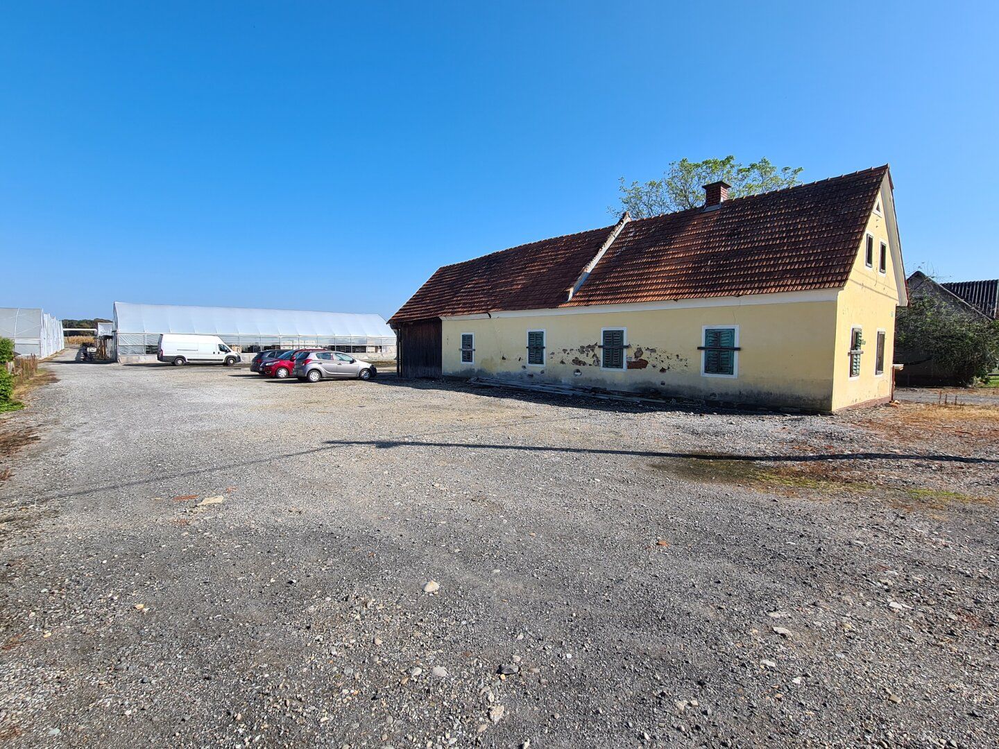 Altes baufälliges Bauernhaus mit freistehendem Büro- Baucontainer im Bauland in guter Lage!