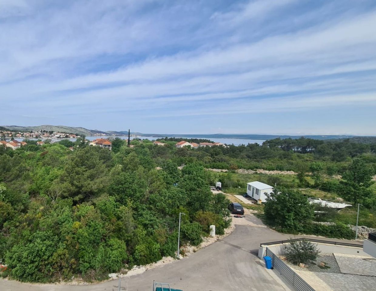 NEUBAU | DOPPELHAUSHÄLFTE | BILICE | 300 METER VOM MEER | KROATIEN