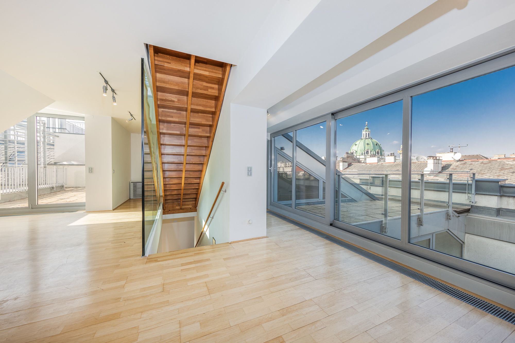 Dachgeschoss-Maisonette mit Terrassen und Blick auf die Karlskirche