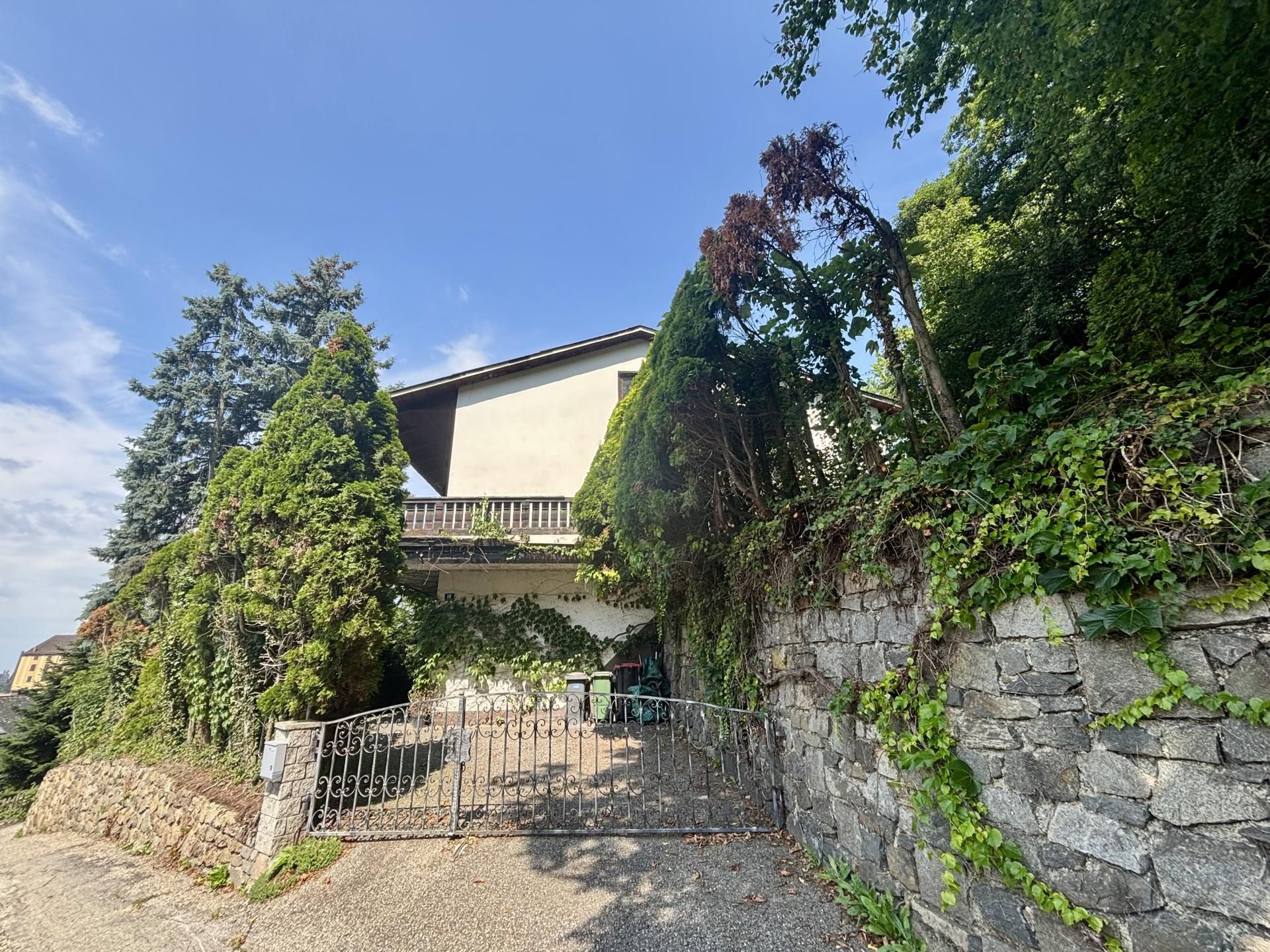 Wohnhaus mit großem Grundstück, Garagen und Schlossblick - sanierungsbedürftig!
