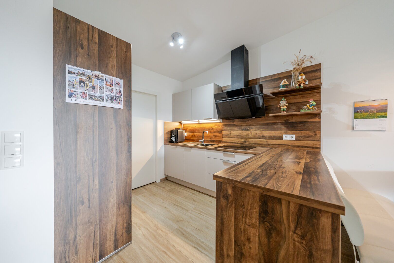 Moderne Neubauwohnung mit 12 m² Balkon und zwei Stellplätzen