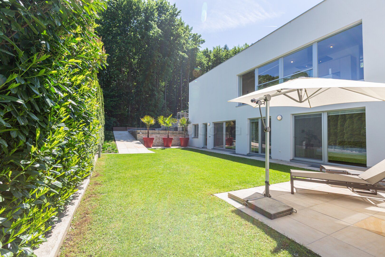 Klosterneuburg-Kierling: Moderne Villa am Waldrand mit traumhaftem Fernblick