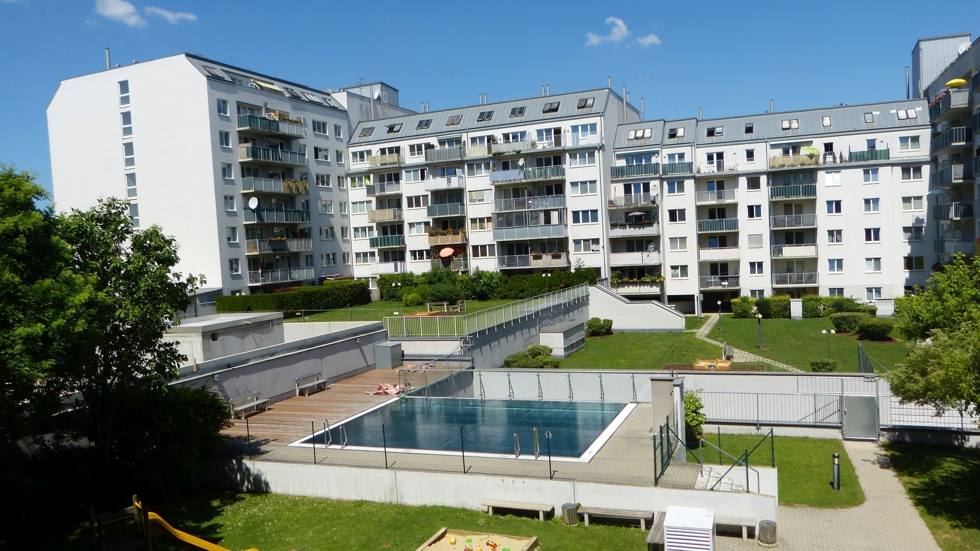 Zweizimmer-Wohnung mit Loggia und Pool in Ruhelage