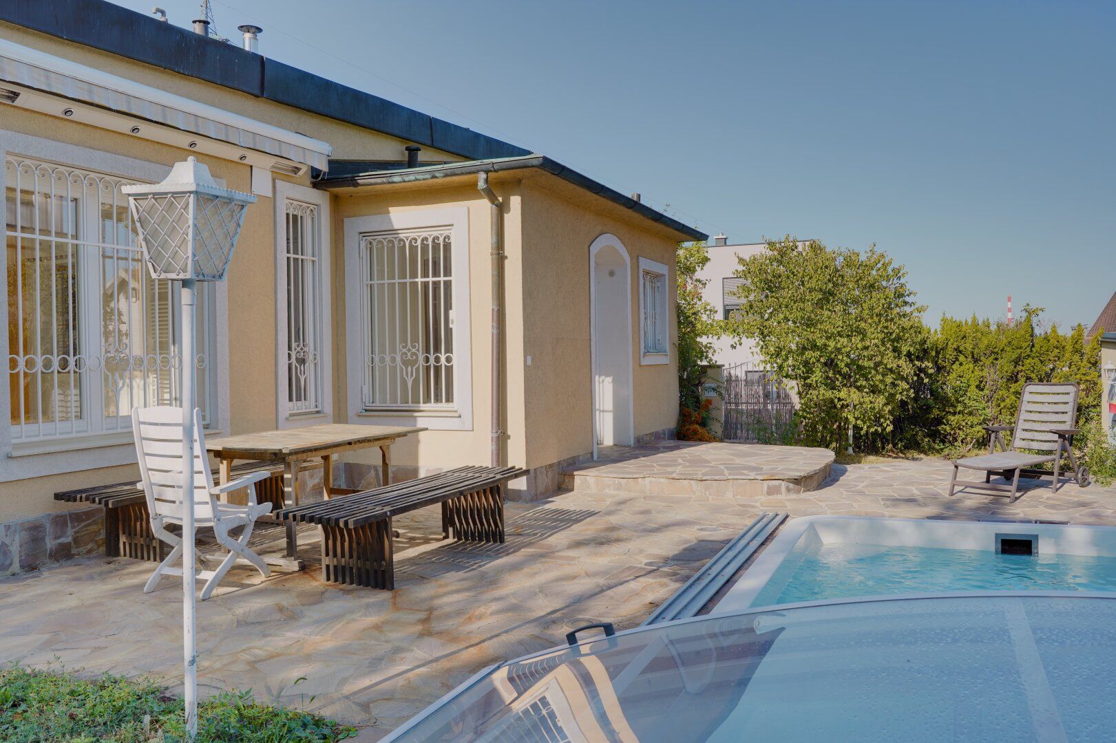 Entzückender Bungalow mit Pool und Garage