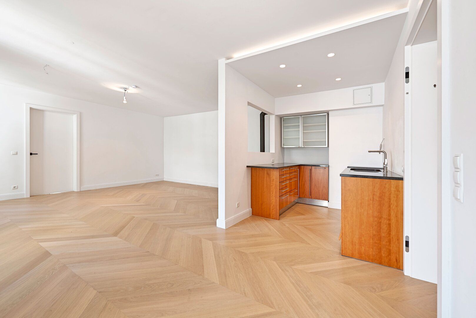 Neuwertige Zwei-Zimmer-Altbau-Wohnung nächst Naschmarkt! Herrliche Terrasse und Loggia in absolute Ruhelage!