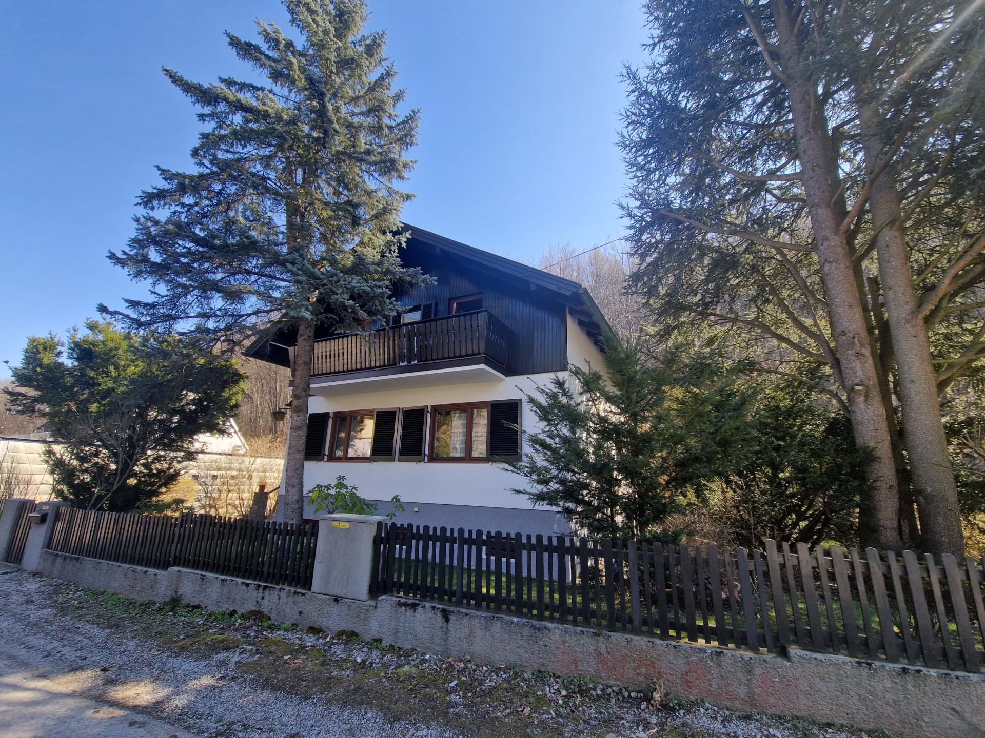 FAMILIENWOHNSITZ IN PARADIESISCHER GRÜNRUHELAGE IN HINTERSDORF MIT BLICK IN DEN WIENERWALD DIREKT AM WALDRAND