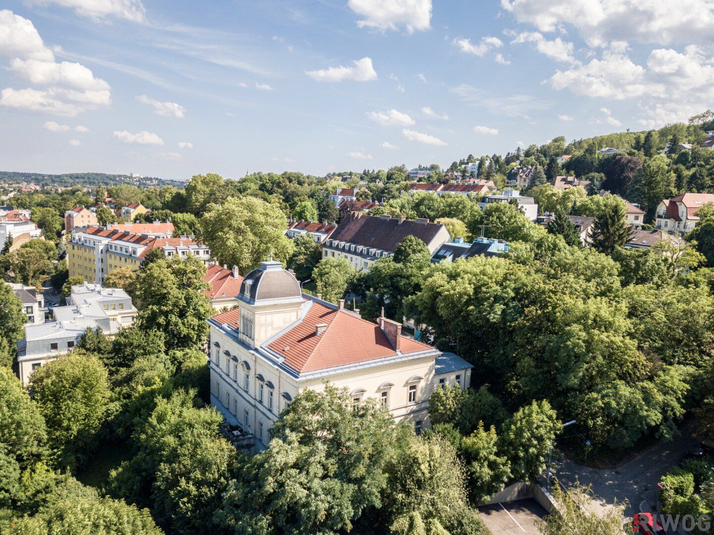 WOHNEN WIE IM SCHLOSS | Stilaltbauwohnung mit ca. 139m², 4 Zimmern & 4,40m Raumhöhe | ca. 12m² Balkon geplant & Parkplatz | sanierungsbedürftig