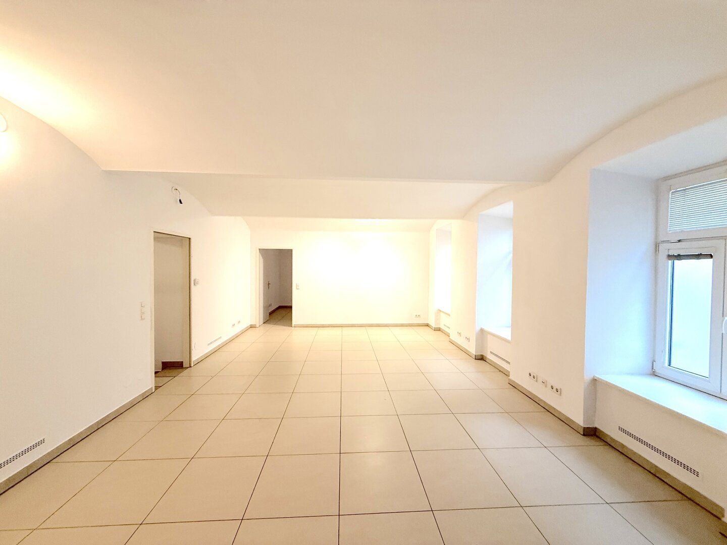Ebenerdiges Büro mit straßenseitigem Zugang zu vermieten - Ansicht 4