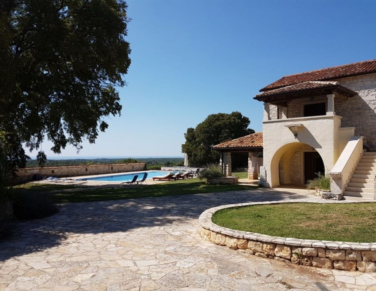 Steinvilla mit Panoramablick auf die Weinberge und das Meer
