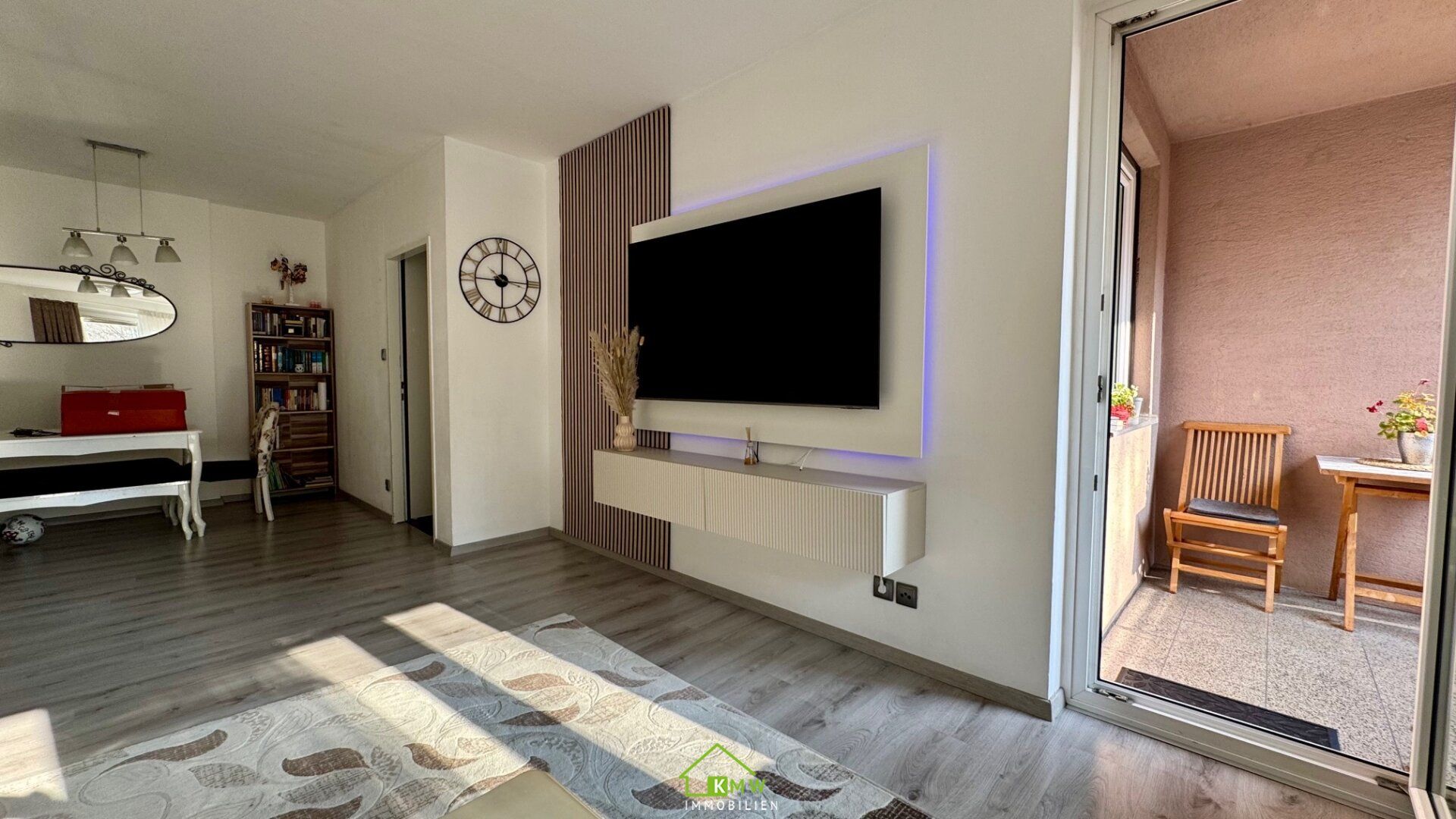 gepflegte, helle 3 Zimmer Wohnung mit Loggia