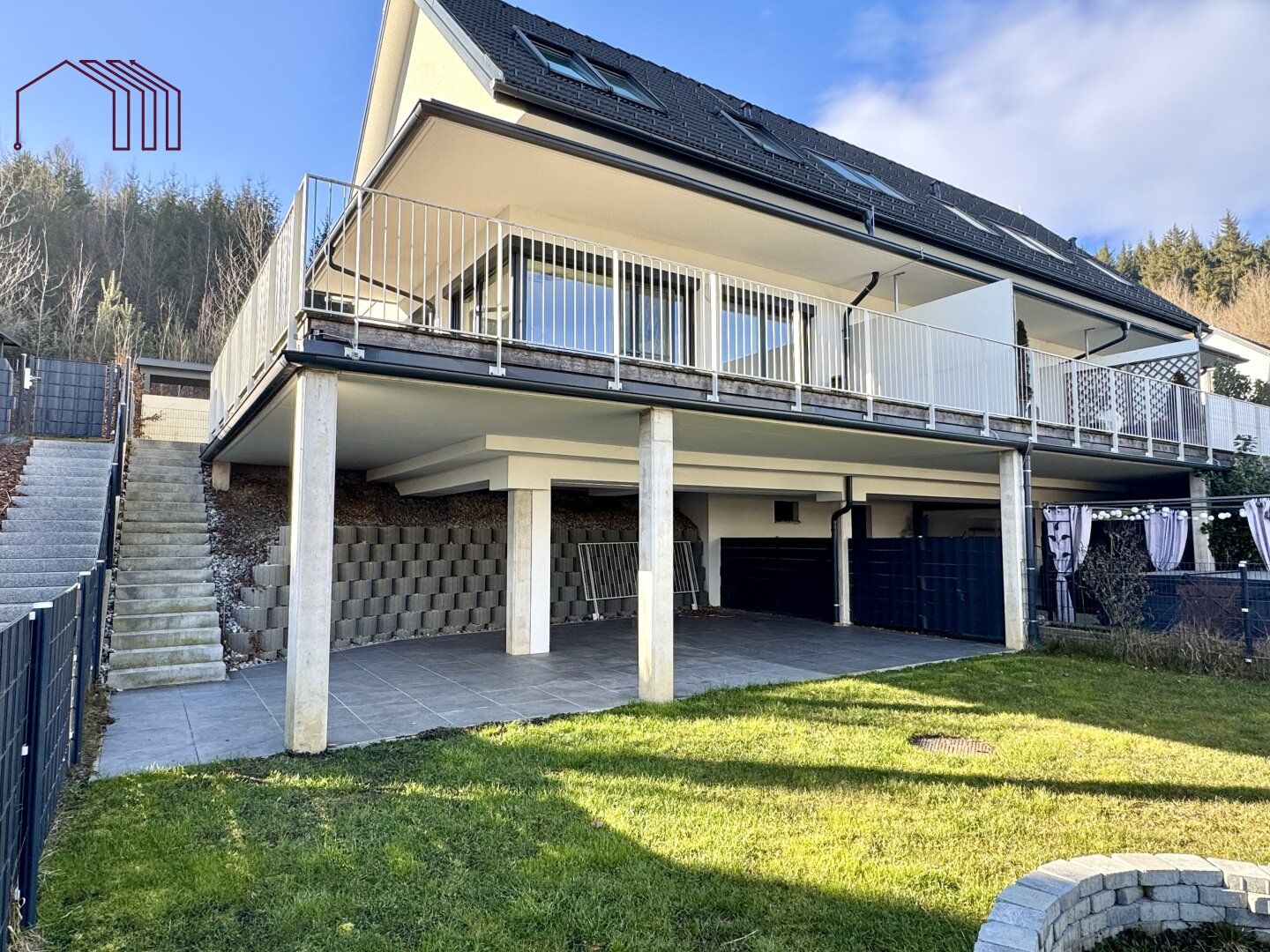 VOLLKLIMATISIERT : Naturverbundenes Eckreihenhaus mit Eigengarten, großer Terrasse und zwei Parkplätzen