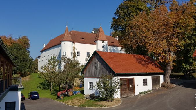 Innenhof mit Schloss