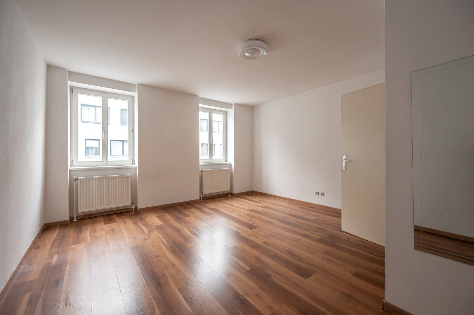 ++AIRBNB++ Unlock the Potential - 3-Room Period Apartment to Make Your Own