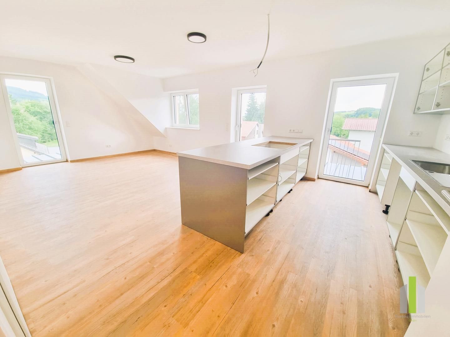 Erstbezug über den Dächern - 2-Zimmer-Dachgeschosswohnung mit zwei Balkonen & Stil
