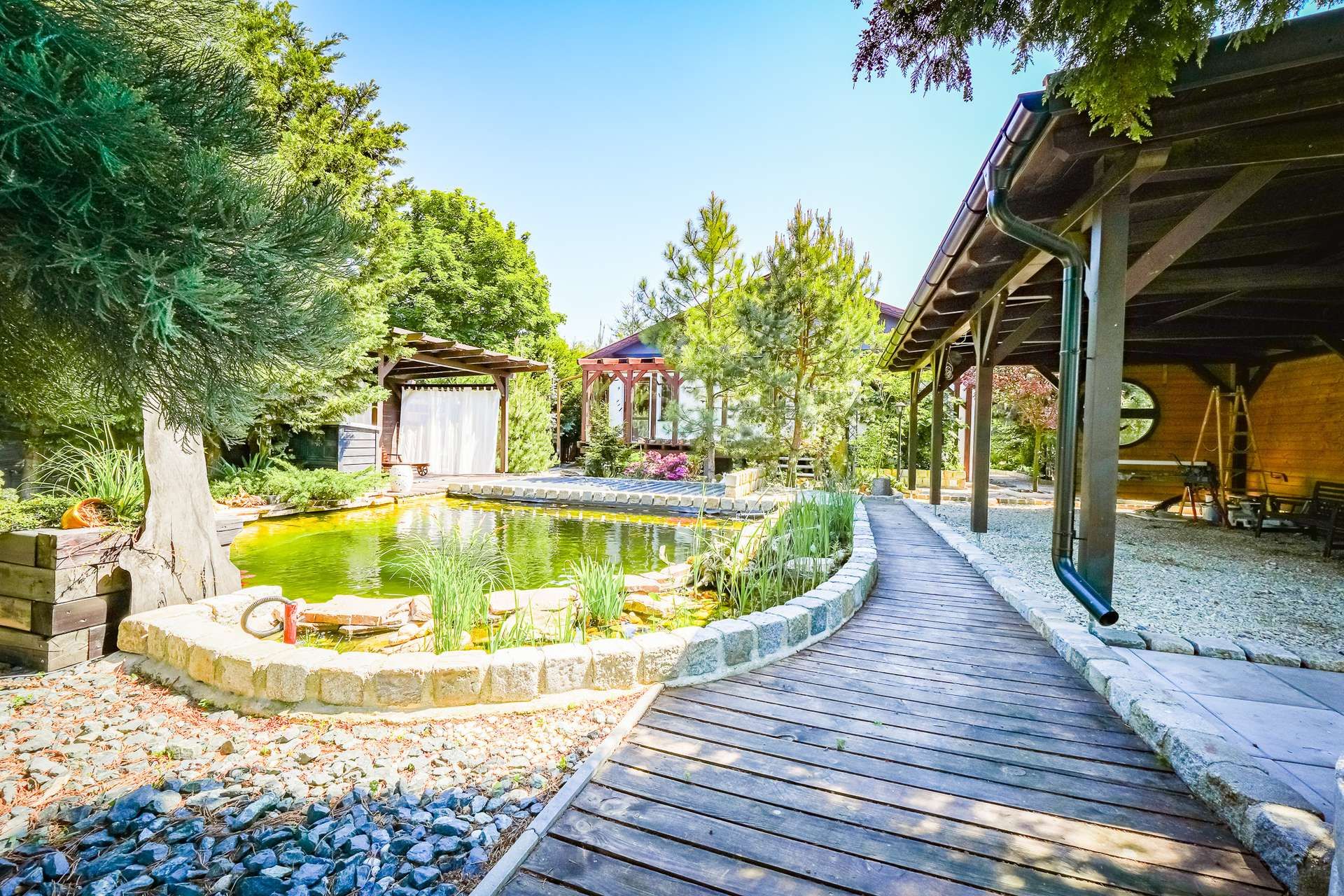 **Exklusives Einfamilienhaus mit Pool, Garage, Gartenparadies & hochwertiger Ausstattung nahe Wien**
