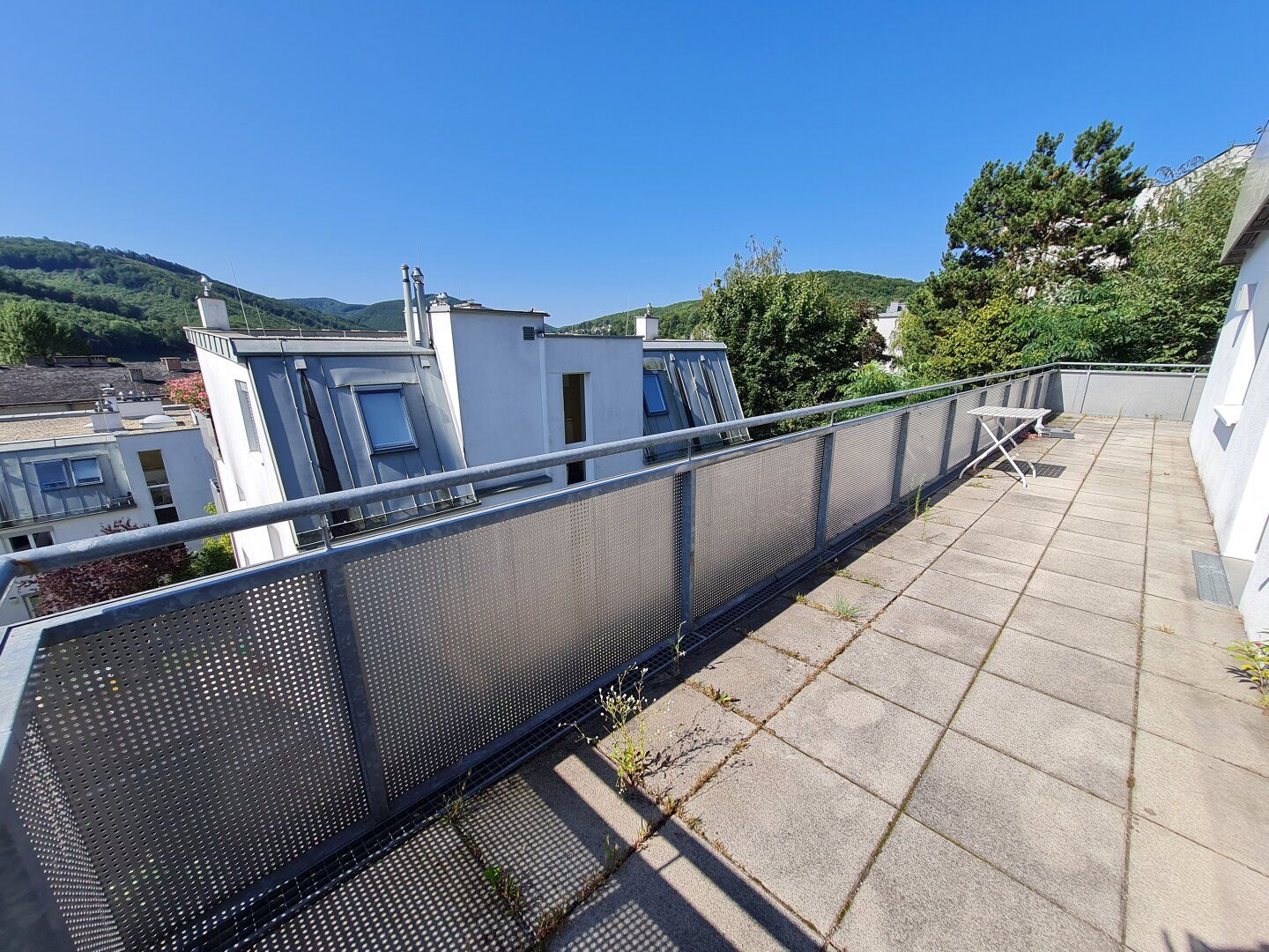 NÄHE ZENTRUM - RENOVIERTER ERSTBEZUG! SÜDSEITIGE 4 ZIMMERWOHNUNG MIT TERRASSE u. GARAGENPLÄTZEN!
