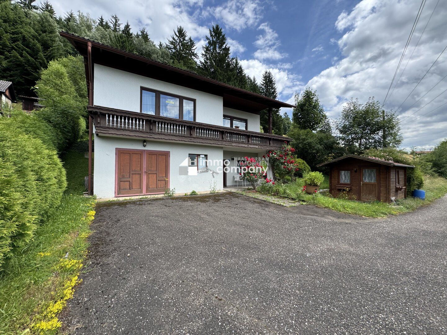 Wohnen mit Weitblick - Großzügiges Einfamilienhaus in Hanglage mit Garten und Bergblick