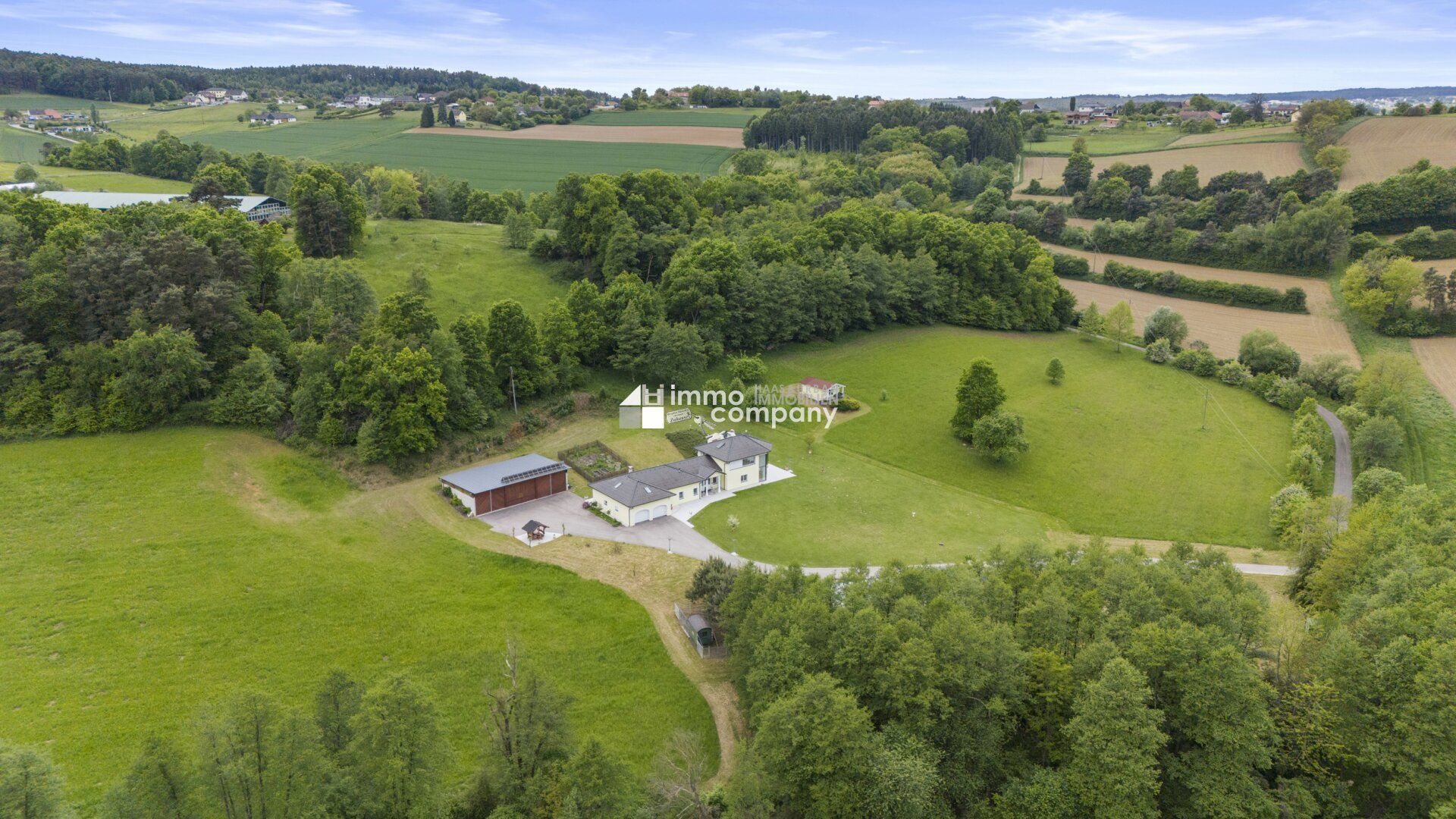 Modernes Wohnparadies in Alleinlage mit Gästehaus, Halle, Weinkeller & mehr - ca. 62.000 m² Grundstück - davon ca. 10.000 m² Bauland!!