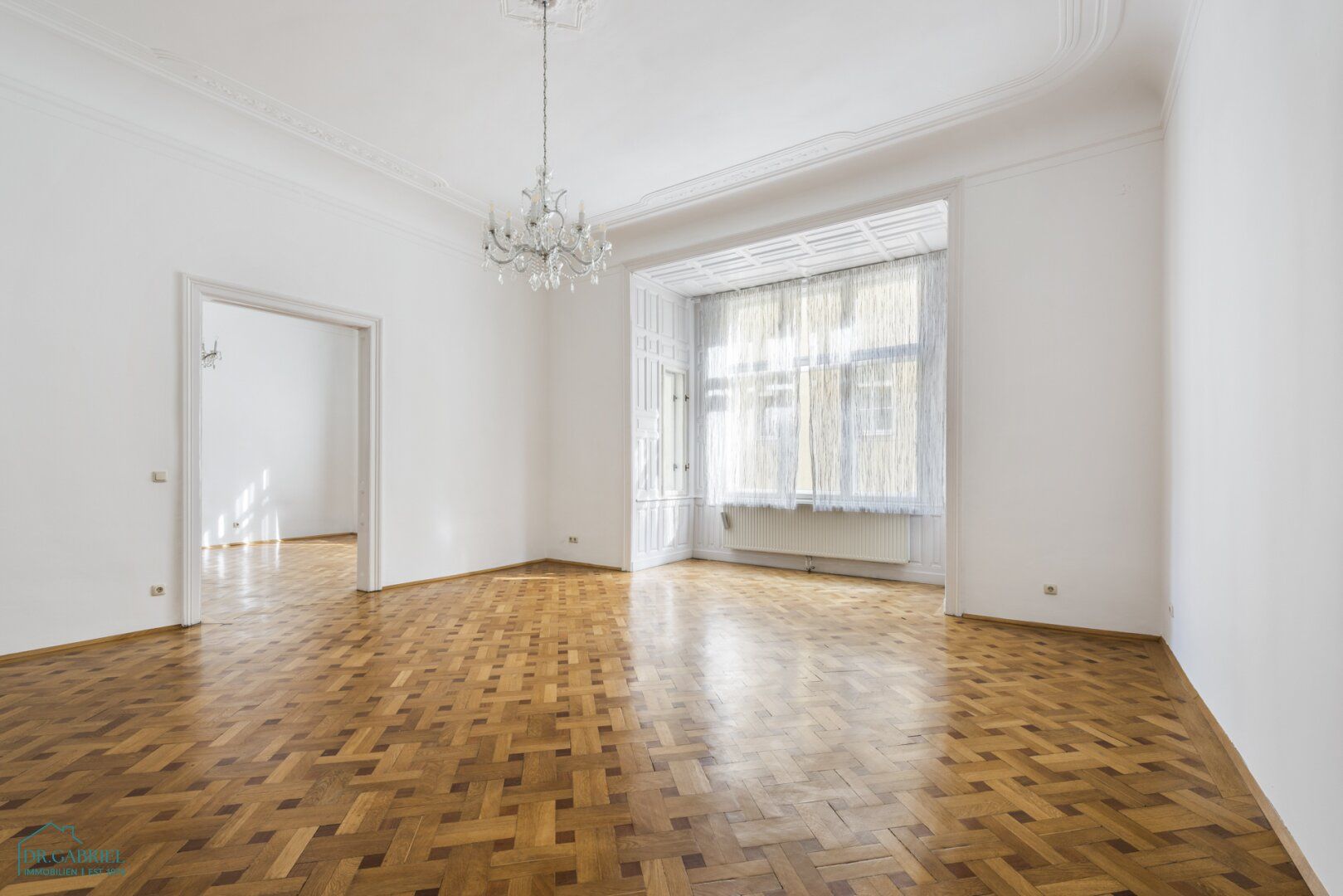 STILVOLLE ALTBAUWOHNUNG MIT BALKON