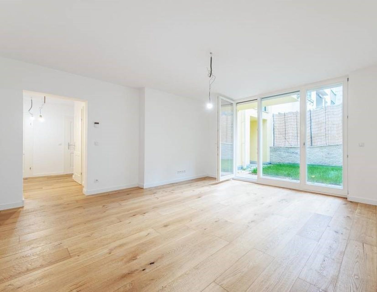 Traumhafte 4 Zimmer Luxus Wohnung mit kleinem Garten in exklusiver Bestlage